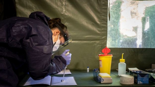 Медицинский работник делает тест на коронавирус