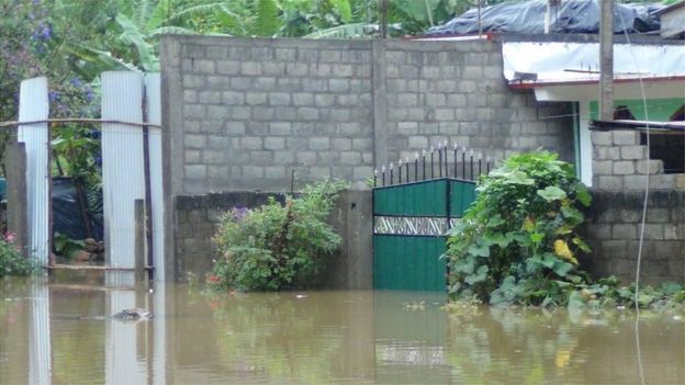 இலங்கை மலையகத்தில் கனமழையின் கோரதாண்டவம் (புகைப்படத் தொகுப்பு)