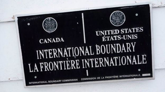 Placa en la frontera entre Estados Unidos y Canadá.
