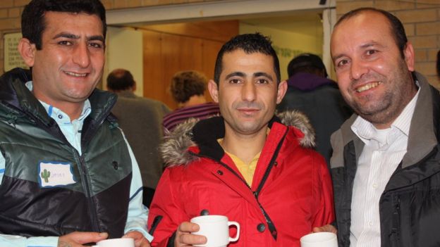 Jelil Alou, un refugiado sirio patrocinado por el gobierno de Canadá, junto a Muhamad Abdo e Ibrahim Halil Dudu, patrocinados por Jim Estill y la Asociación Musulmana de Guelph
