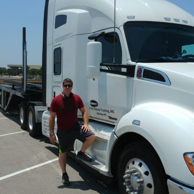 Troy Blomdal em frente a seu caminhão