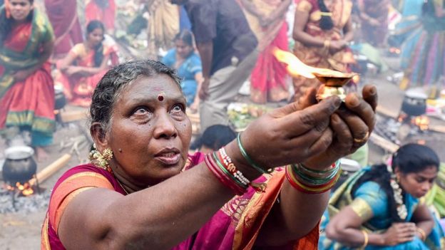 மும்பையிலுள்ள தாராவியில் பொங்கல் கொண்டாடும் தமிழ் பெண்.