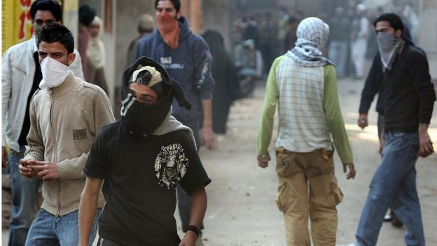 কাশ্মীরের বিশেষ মর্যাদা বাতিলের প্রতিবাদে নিরাপত্তা বাহিনীর সঙ্গে বিক্ষোভাকারীদের সংঘর্ষ হয়।