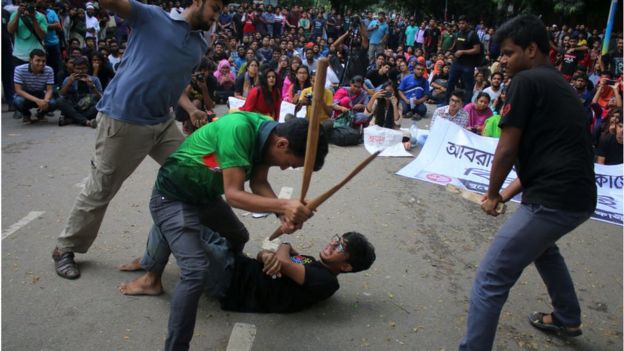 ক্ষমতাসীন ছাত্র সংগঠনগুলোর বিরুদ্ধে শিক্ষার্থীদের নির্যাতনের অভিযোগ রয়েছে। সেই ঘটনায় প্রতীকের মাধ্যমে তুলে ধরছেন বিক্ষোভকারী শিক্ষার্থীরা