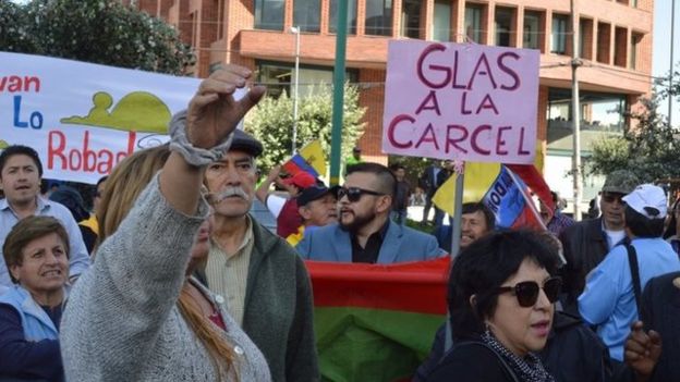 Manifestantes en el exterior del tribunal donde se juzga a Jorge Glas.