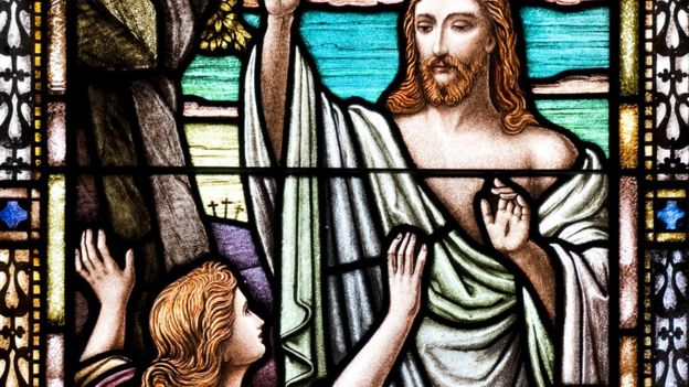 Vitral mostra figuras de Jesus e Maria Madalena