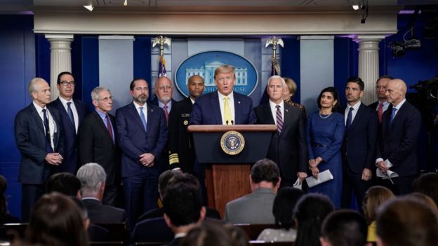 Tổng thống Donald Trump phát biểu trong cuộc họp báo với các thành viên của đội đặc nhiệm virus corona