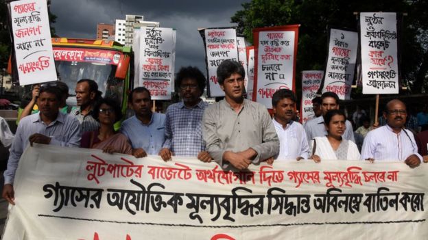 বাংলাদেশে জ্বালানি সঙ্কটের প্রতিবাদে বিক্ষোভ চলছে বহুদিন ধরে।