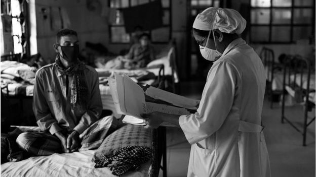 অনেক নার্সকে নিজ উদ্যোগে মাস্ক কিনতে হচ্ছে।