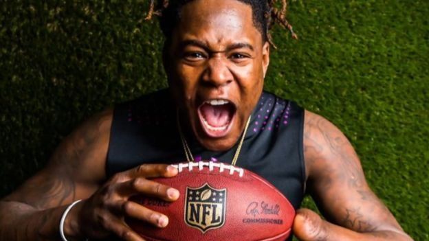 முதல் ஒற்றை கை கால்பந்து வீரர்