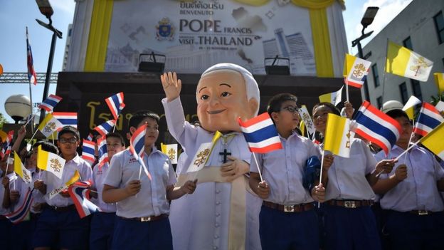 Học sinh Thái Lan chào đón Đức Giáo Hoàng Francis