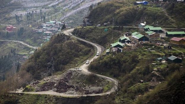 இமயமலையில், இந்தியா - சீனா இடையே உள்ள நாது லா கணவாய். முந்தைய பட்டுப்பாதையின் அங்கமாக விளங்கியது.