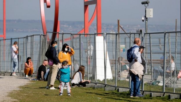 People meet for a chat at the closed border to Switzerland, in Constance, Germany, 06 April 2020