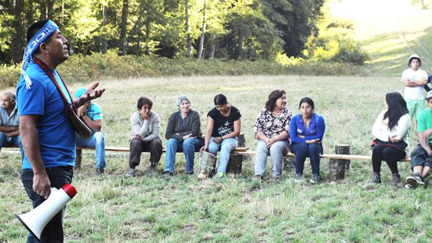 Curamil hablando con miembros de comunidades mapuches