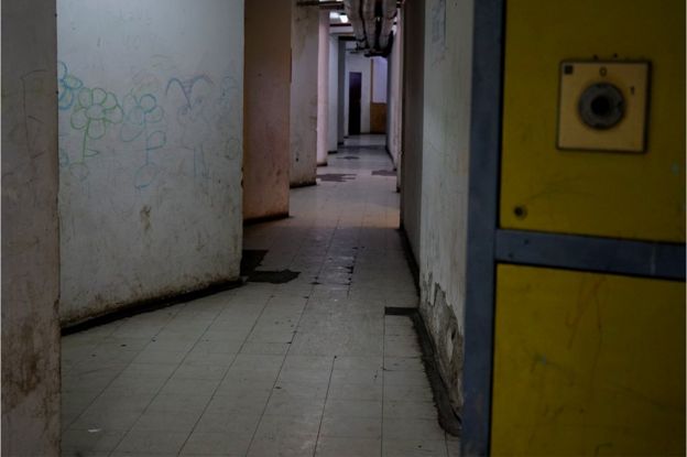 Pasillo del motel-centro de Adasevci, en Serbia.