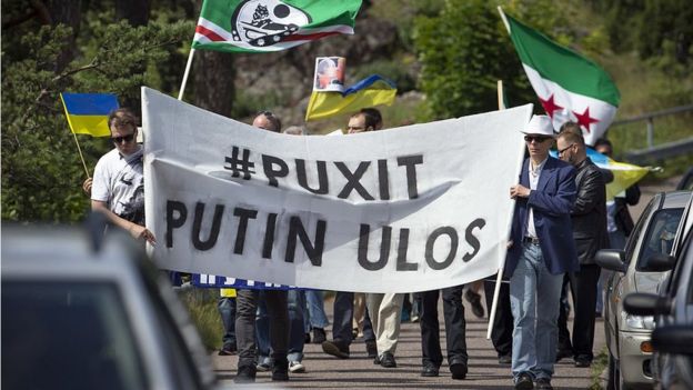 Protestas contra Putin en Naantali, Finlandia.