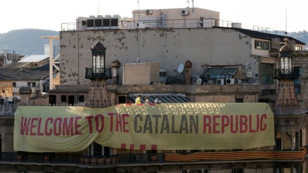 Bandeira com frase: Bem-Vindo à República da Catalunha