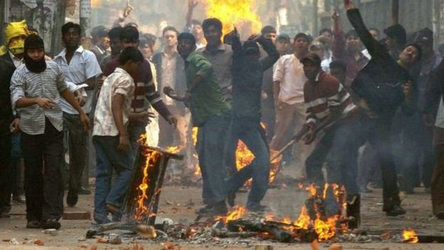 নির্বাচনকে কেন্দ্র করে বাংলাদেশে রাজনৈতিক সহিংসতা যেন নিয়মিত হয়ে ওঠেছে।