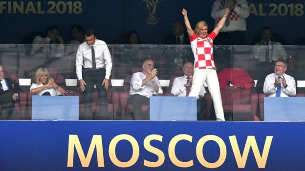 La presidenta de Croacia, Kolinda Grabar-Kitarovic, celebra un gol de su equipo en la final.