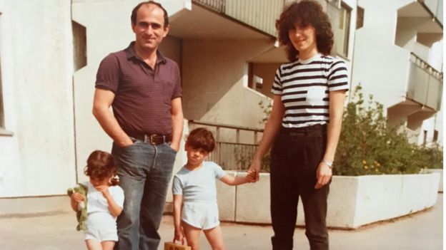 Fotografía de una joven Susanne Najafi con su familia