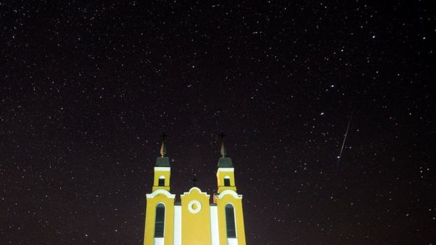 Geminid meteor yağmuru sırasında Minsk kenti yakınlarındaki bir kilise