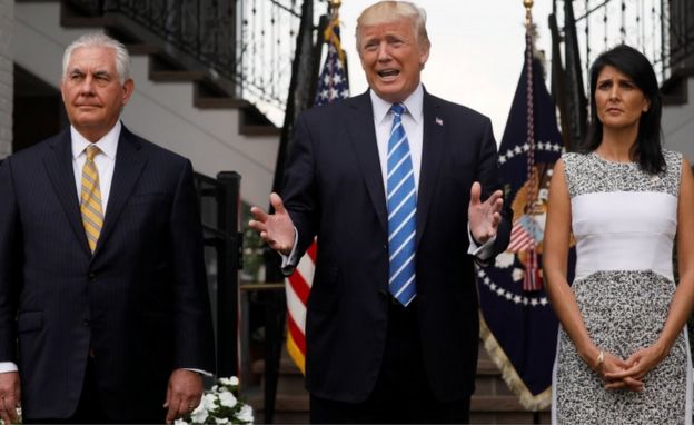 Trump aliandamana na waziri wa mambo ya nje Rex Tillerson (kushoto) na balozi wa Marekani katika Umoja wa Mataifa Nikki Haley mjini Bedminster, New Jersey