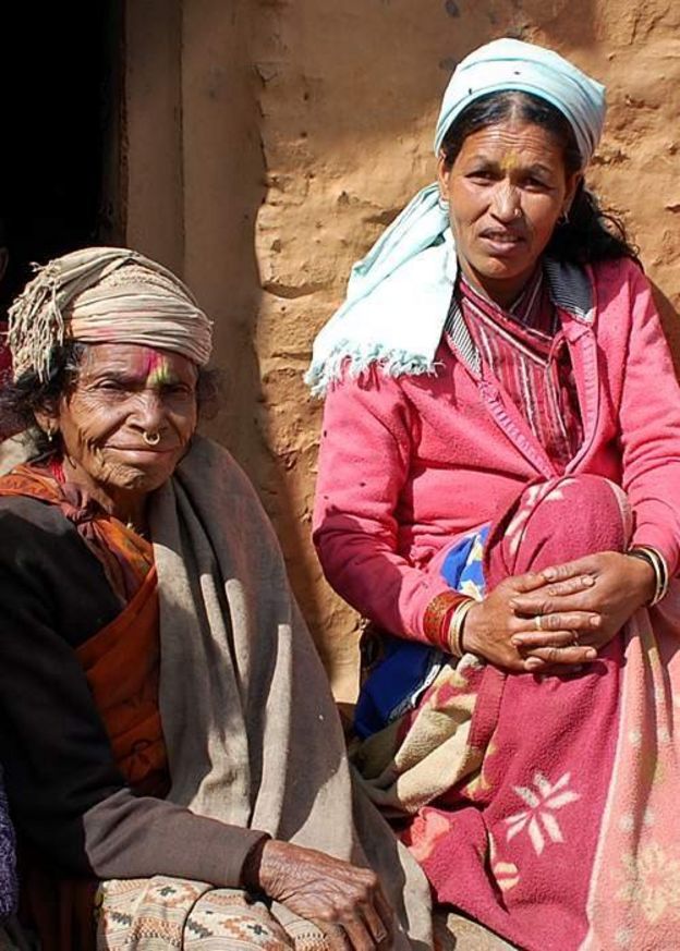 மாமியாருடன் சியுதாரி சுனார்.