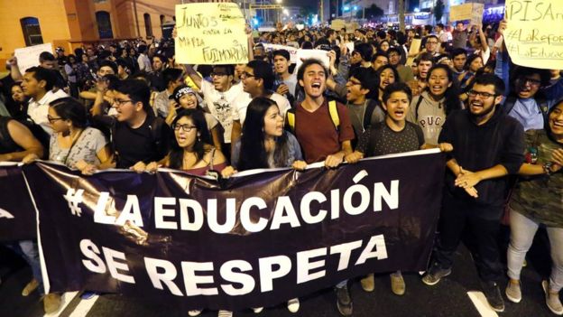 Jóvenes peruanos protestaron en contra de la decisión del Congreso de forzar la renuncia del ministro de Educación.