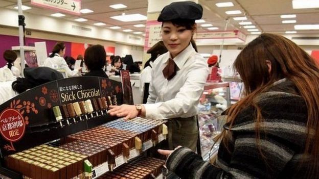 जापानको एक किनमेल केन्द्रमा कामदार तथा ग्राहक