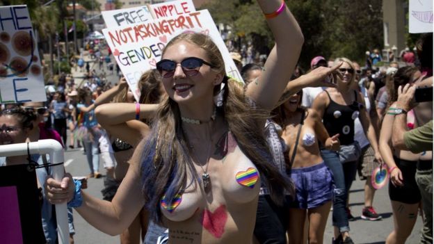 Участница движения "Освободите соски" на параже в Сан-Диего