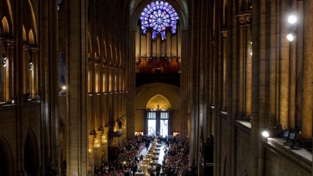 Vista da nave principal da catedral, com vitrais e órgão ao centro
