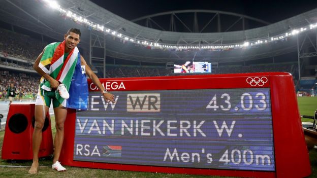 Van Niekerk señala el marcador con su resultado en los 400 metros en las Olimpiadas de Río 2016.