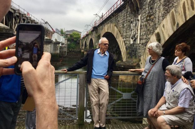 Henri Dyner regresó al "puente de la libertad" en la frontera franco-española