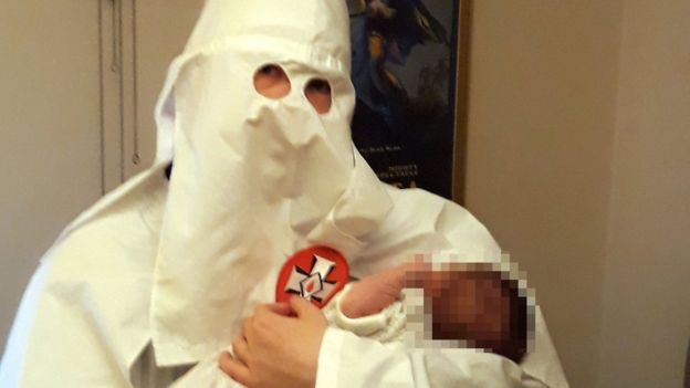 Adam Thomas Ku Klux Klan kıyafeti içinde