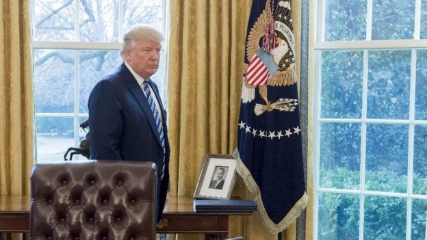 Donald Trump con un retrato de su padre en el Casa Blanca.