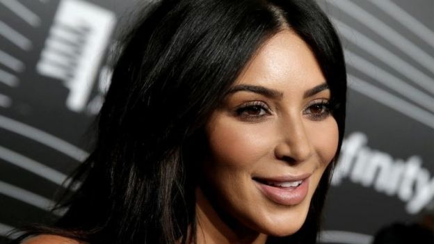 Kim Kardashian West chega a entrevista para uma emissora de TV