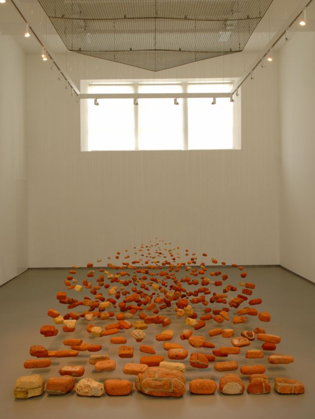 Una instalación de la artista Cornelia Parker llamada "Neither Here nor There" -"Ni aquí ni allá"