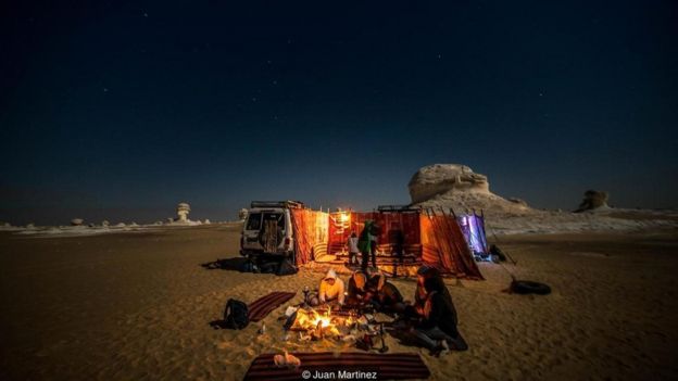 أشخاص يعسكرون ليلا في الصحراء