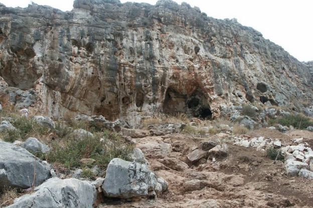 Exterior da caverna Misliya, em Israel