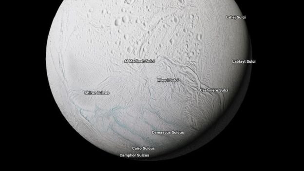 La página permite ver los cuerpos de agua en el polo sur de Encélado (Foto: Google Maps).