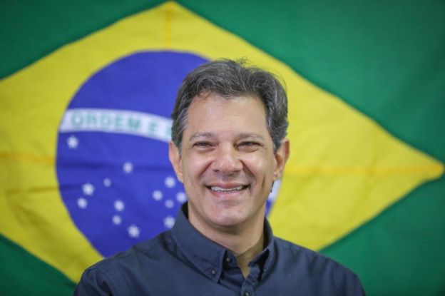 haddad com a bandeira do brasil ao fundo