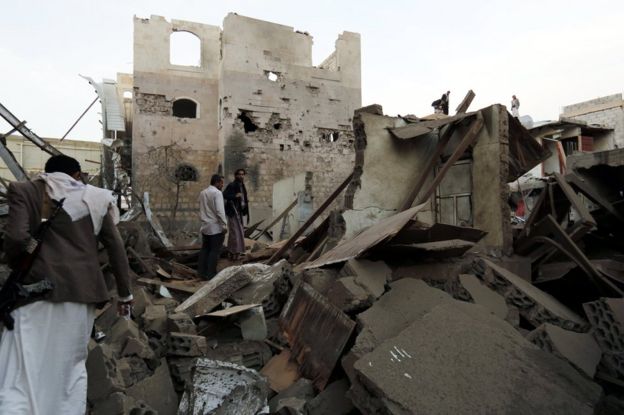 Varios yemeníes inspeccionan una casa derribada por un ataque de la coalición liderada por Arabia Saudita en un distrito de Saná, Yemen, el 9 de junio de 2017.