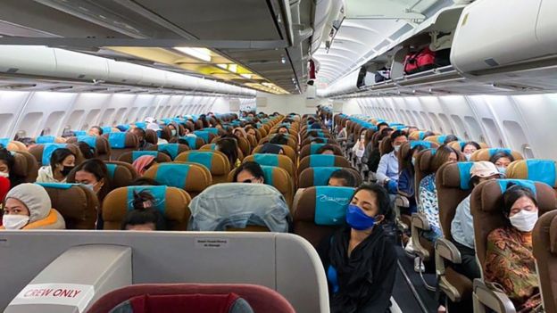 Sejumlah Warga Negara Indonesia (WNI) berada di pesawat Garuda yang disewa khusus di Bandar Udara Internasional Velana, Maldives, Jumat (24/04).
