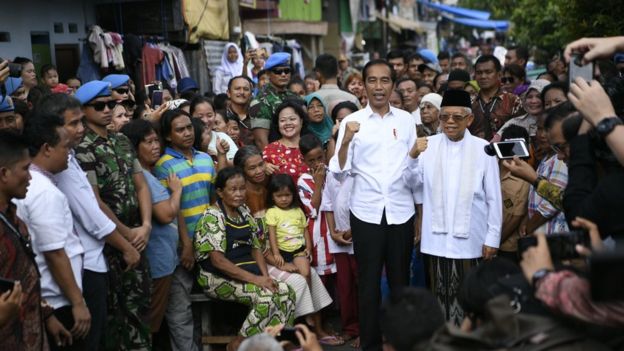 Capres petahana Joko Widodo dan cawapres Ma'ruf Amin menyampaikan pidato kemenangannya sebagai Presiden Republik Indonesia periode 2019-2024 di Kampung Deret, Tanah Tinggi, Johar Baru, Jakarta Pusat, Selasa (21/5/2019).