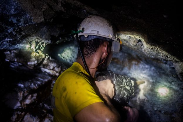 Un trabajador en una mina de oro subterránea.