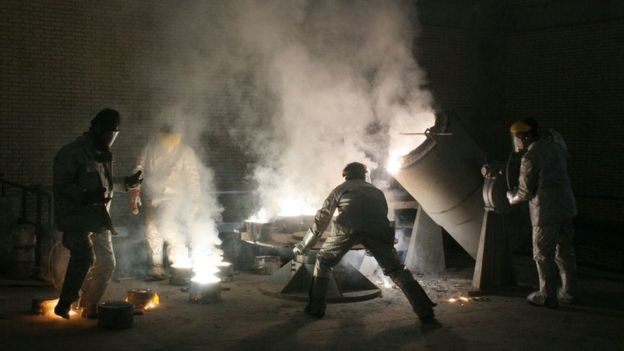 Hombres trabajan dentro de una instalación de conversión de uranio en las afueras de Isfahan (30 de marzo de 2005)