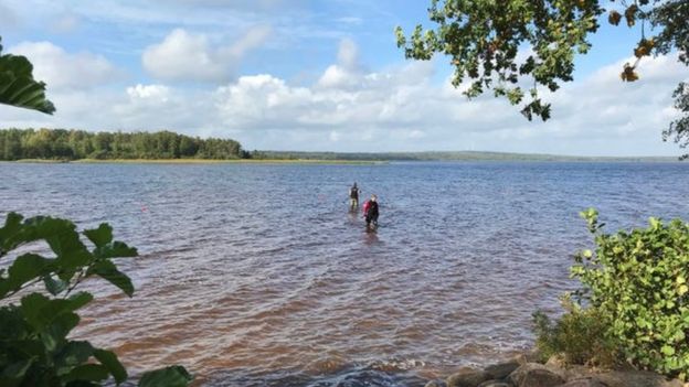 Los trabajos de excavación aún continúan en el lago.