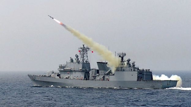 Un barco de la armada surcoreana dispara un misil, durante ejercicios militares conjuntos con EE.UU.