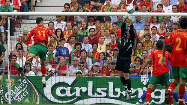 كريستيانو رونالدو مع منتخب البرتغال ضد اليونان عام 2004