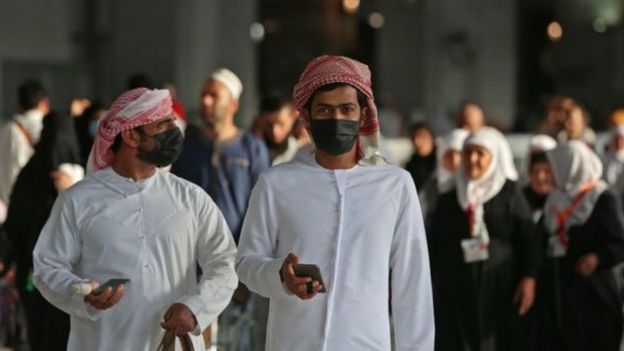 أشخاص يرتدون الكمامة في السعودية